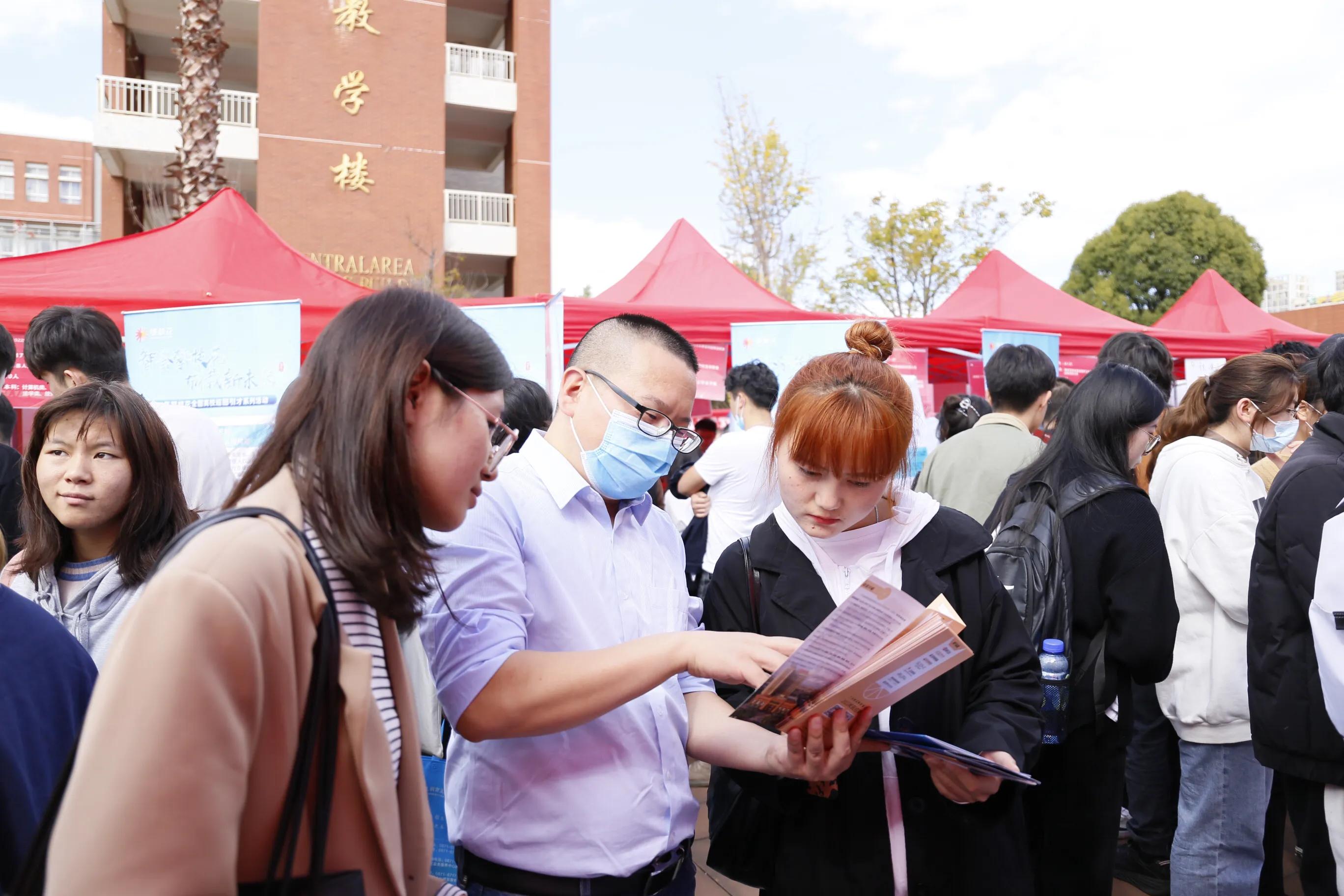 半岛买球官网（中国）官方网站举行毕业生秋季双选会